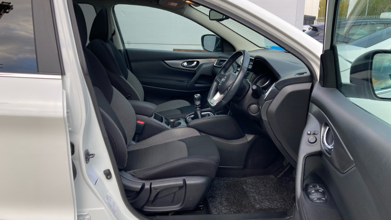 Nissan Qashqai 1.2 DiG-T N-Connecta 5dr Petrol Hatchback